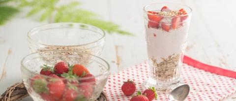 Müsli mit Erdbeerjoghurt und Erdbeeren