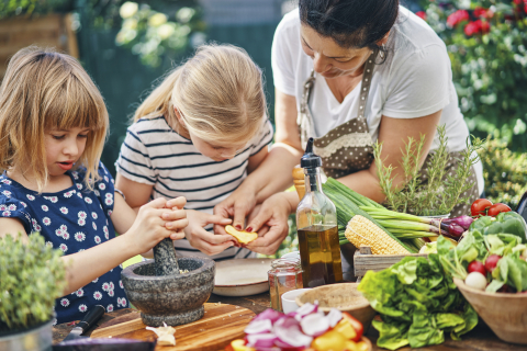 Frau kocht mit ihren Kindern