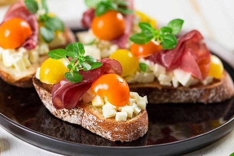 Bresaola Tomaten Mozzarella Crostini