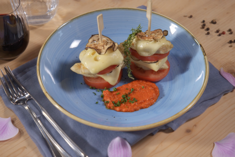 Emmentalertürmchen mit Hühnerbrust, Aubergine und Tomate