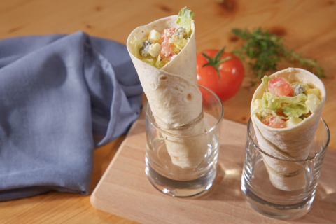 Wrap mit Emmentaler, Salat und Ei