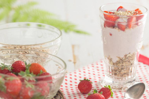 Müsli mit Erdbeerjoghurt und Erdbeeren