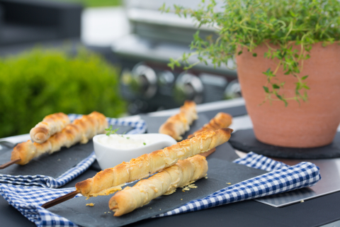 Pizzateig-Käsespieße gegrillt