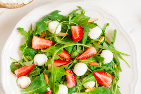 Salat mit Mozzarella & Erdbeeren