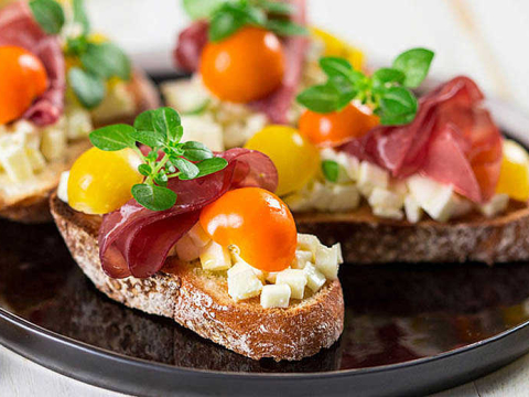 Bresaola Tomaten Mozzarella Crostini