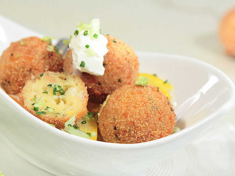 Frittierte Mozzarella-Bällchen auf Paprikasalat