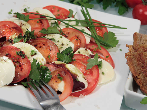 Insalata Caprese mit Kürbiskernöl und Petersilie