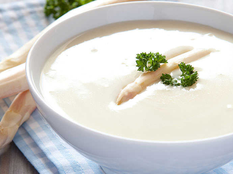 Spargelcremesuppe mit Camembert