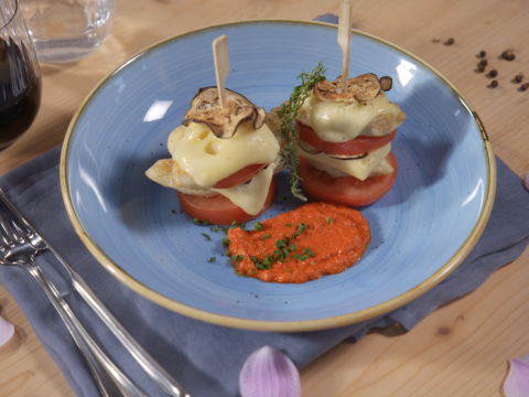 Emmentalertürmchen mit Hühnerbrust, Aubergine und Tomate