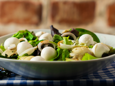 Schärdinger Gemischter Blatt-Salat mit Artischocken Herzen und Baby Mozzarella