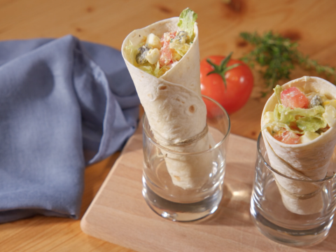 Wrap mit Emmentaler, Salat und Ei