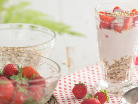 Müsli mit Erdbeerjoghurt und Erdbeeren