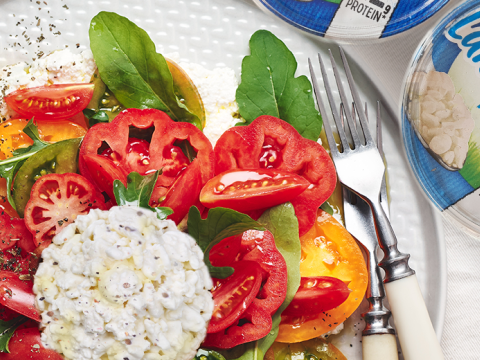 Bunter Tomatensalat auf Cottage  Cheese 