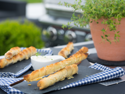 Pizzateig-Käsespieße gegrillt