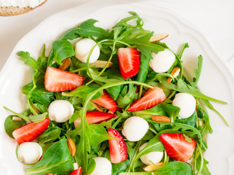 Salat mit Mozzarella & Erdbeeren