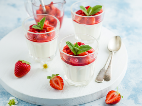 Sauerrahm Panna Cotta mit marinierten Erdbeeren