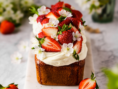 srd_teaser_Sauerrahm-Becherkuchen mit Erdbeeren